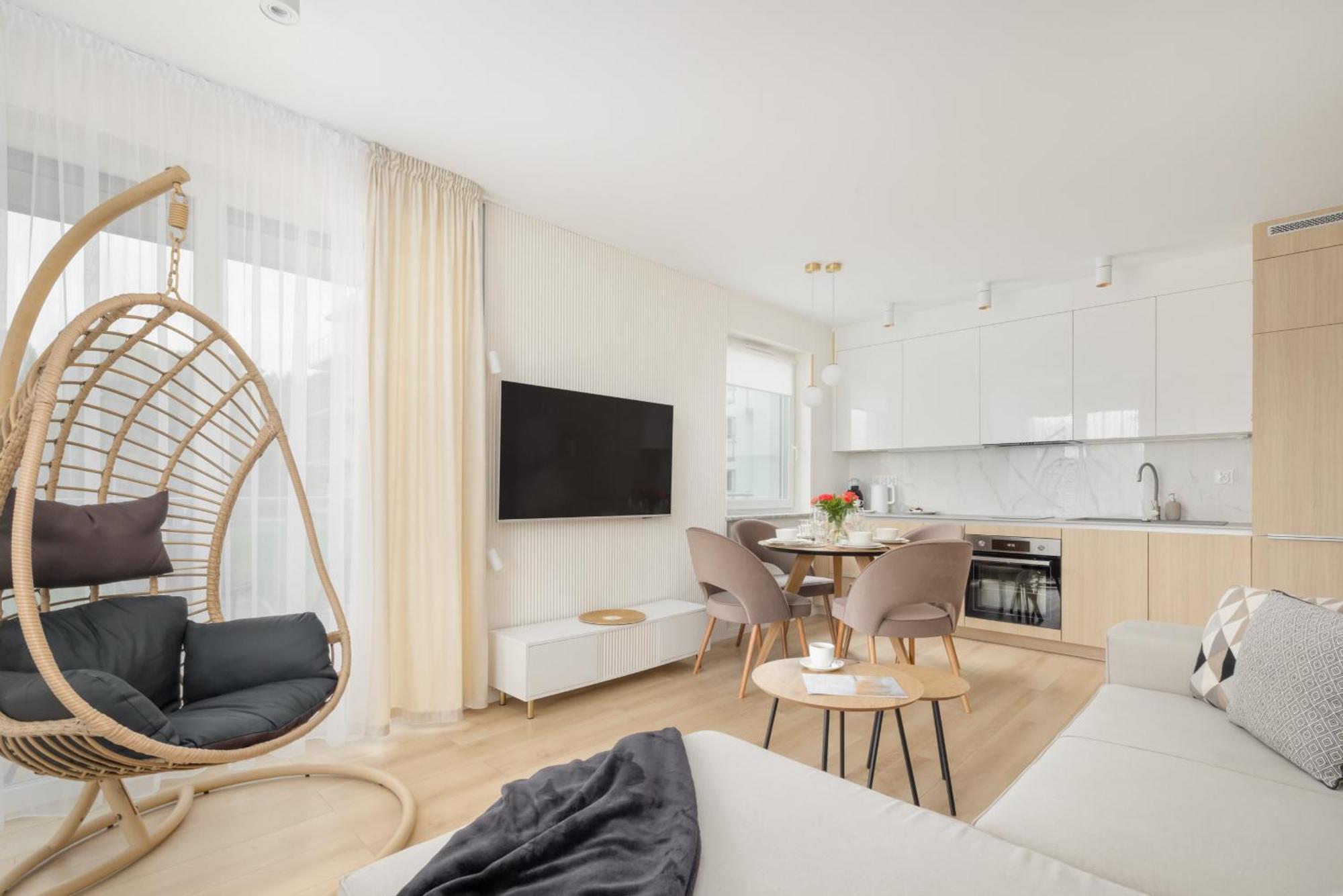 Beautiful With Balcony And Parking By Renters *