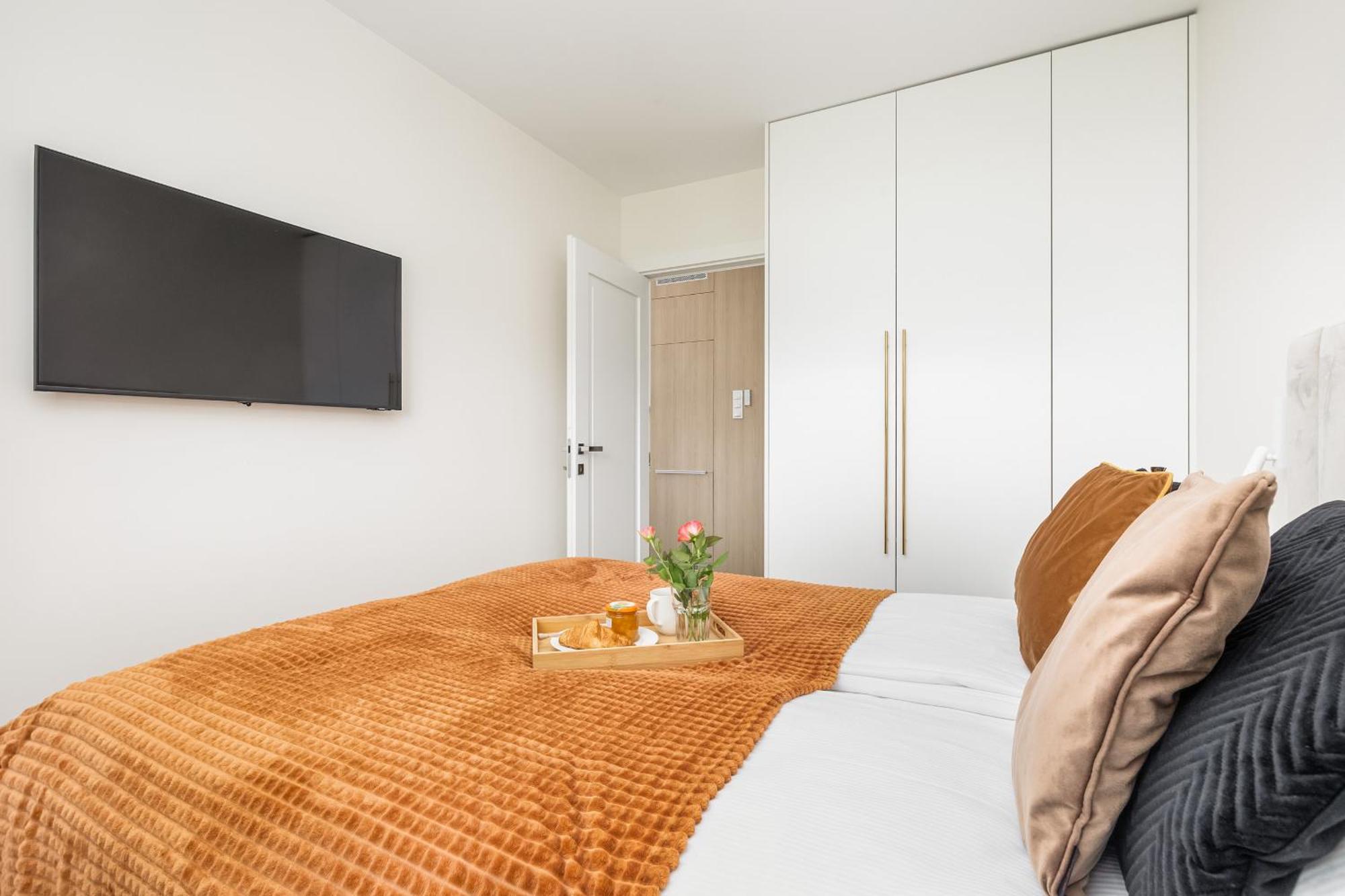 Beautiful With Balcony And Parking By Renters Apartment *