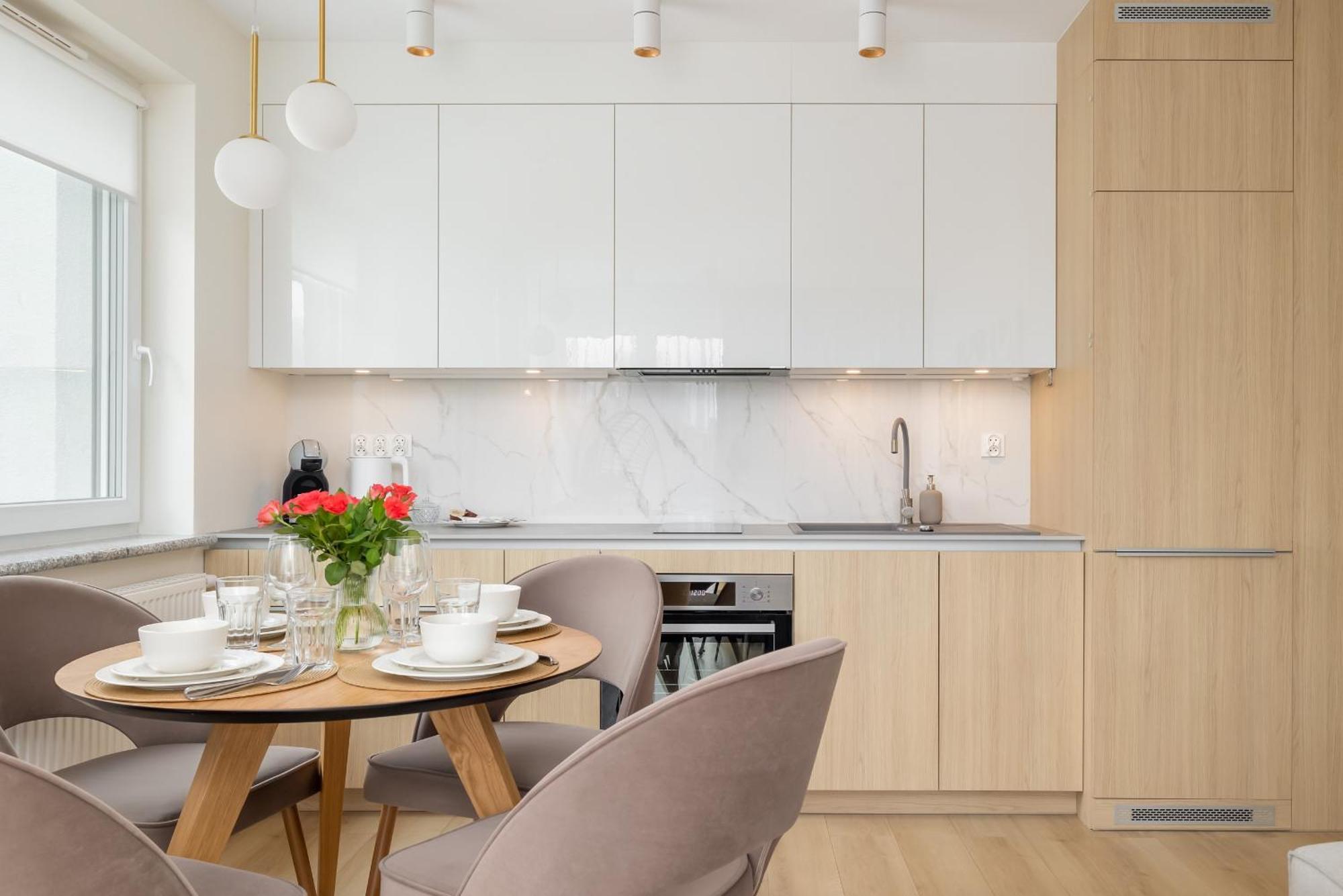 Beautiful With Balcony And Parking By Renters *