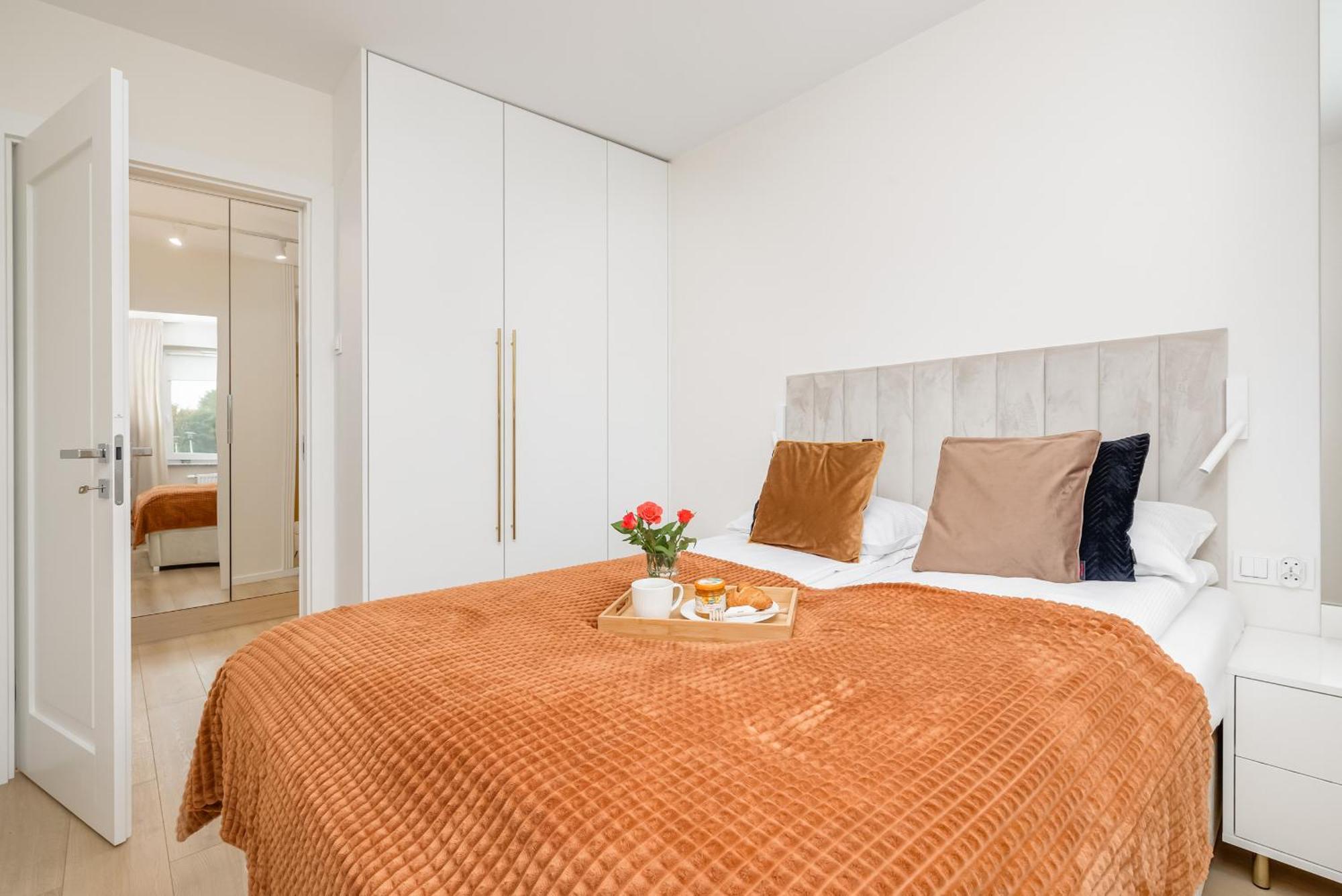 Beautiful With Balcony And Parking By Renters Apartment *