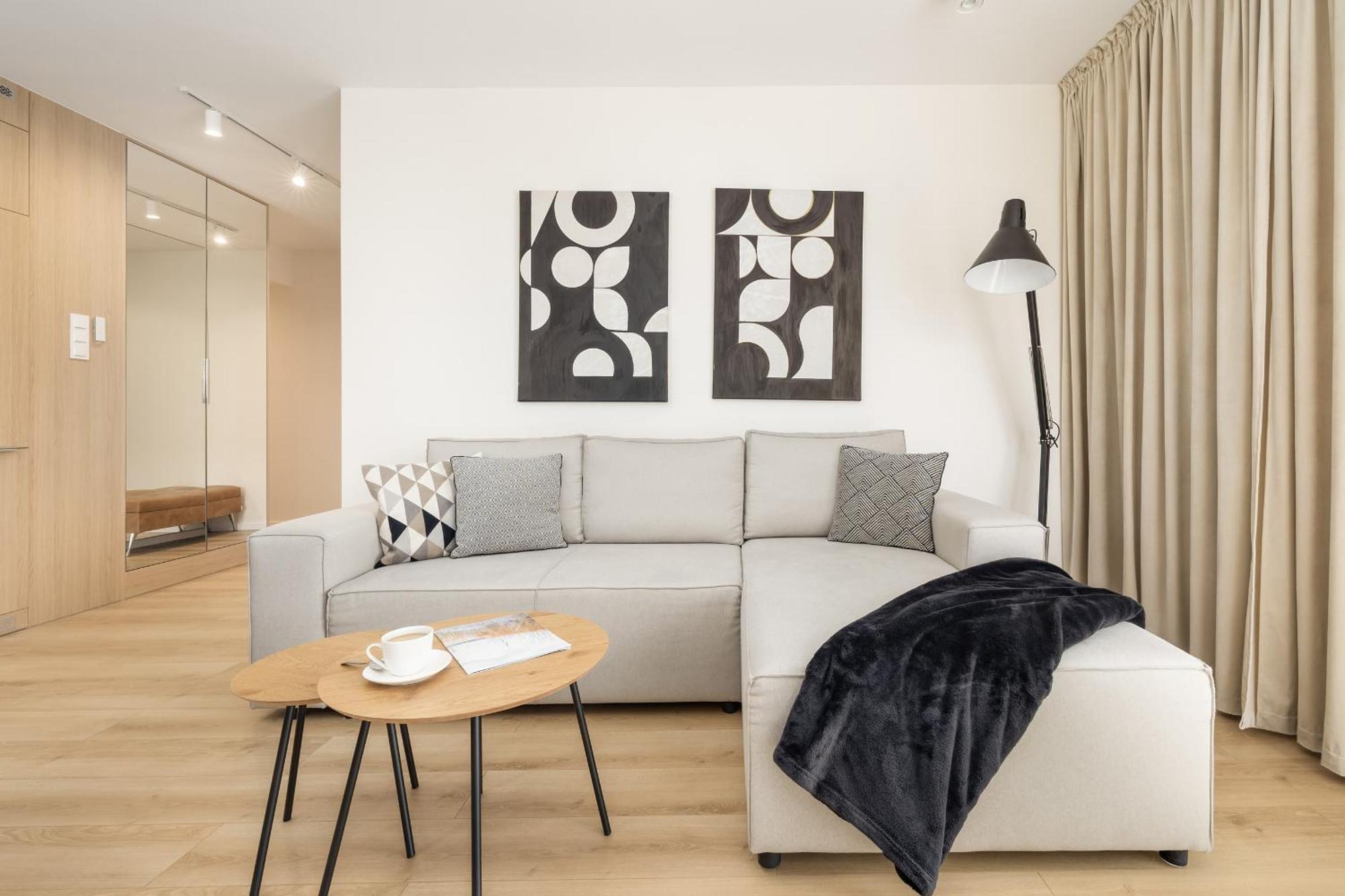 Beautiful With Balcony And Parking By Renters *