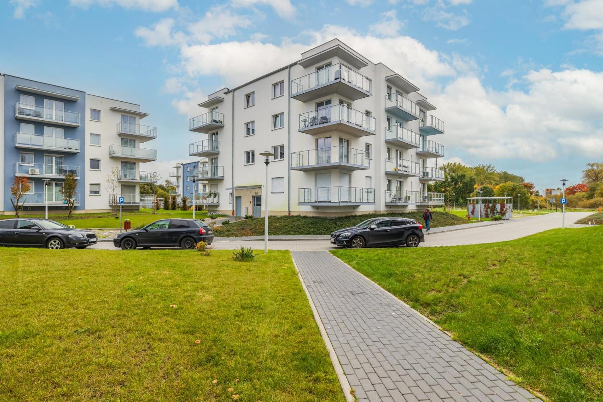 Beautiful With Balcony And Parking By Renters Apartment