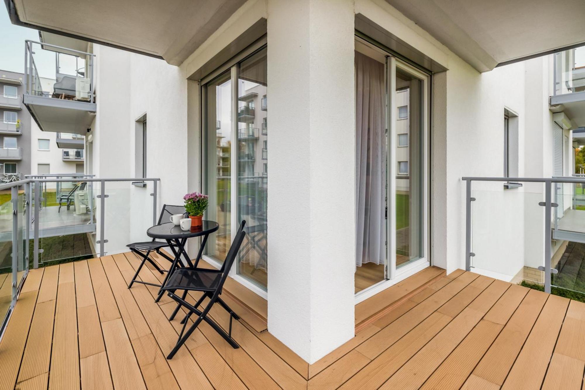 Beautiful With Balcony And Parking By Renters Apartment *