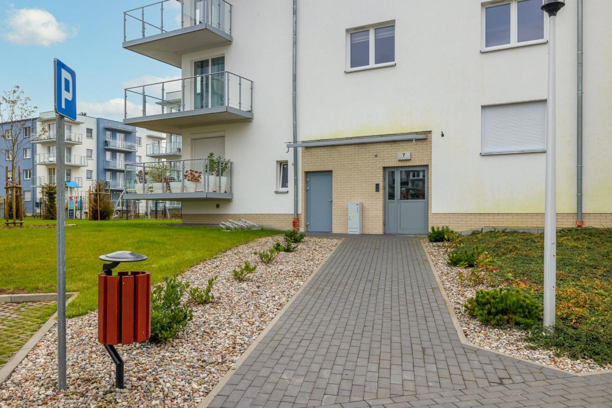 Apartment Beautiful With Balcony And Parking By Renters *